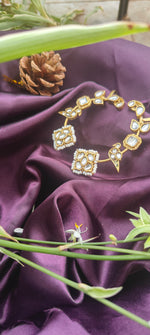 Load image into Gallery viewer, Signature Kundan Pearl Earcuff – Zevraat
